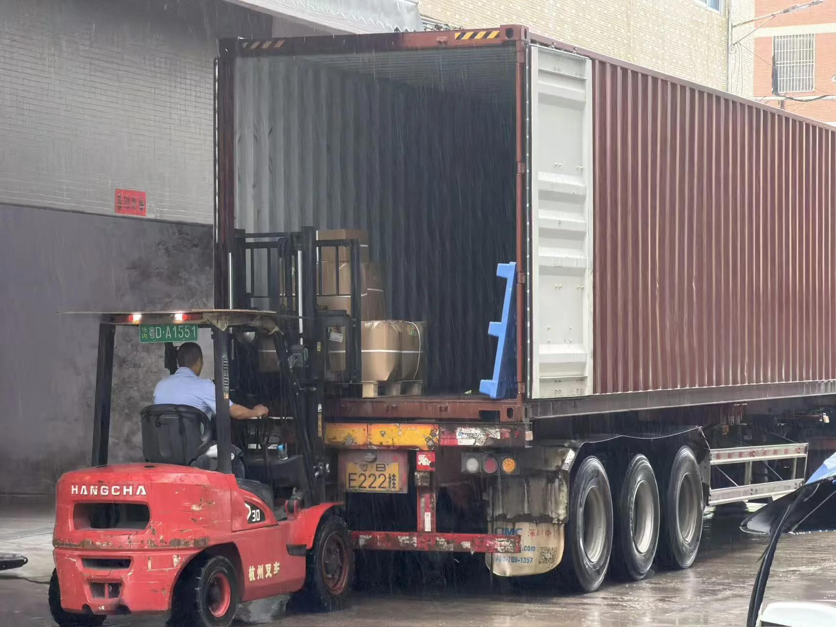 Flexible packaging export goods loaded into container