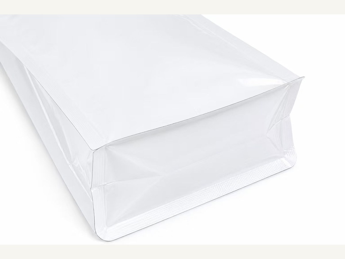 Stable bottom gusset detail for self standing spout pouch capacity and shelf display